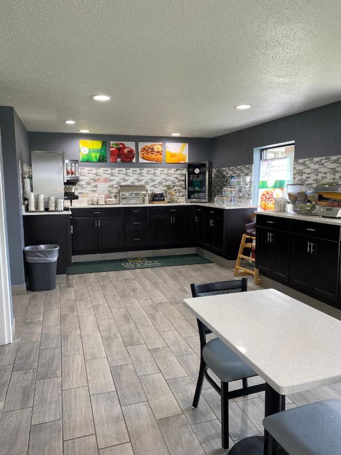 Quality Inn & Suites Big Rapids Near University Exteriér fotografie