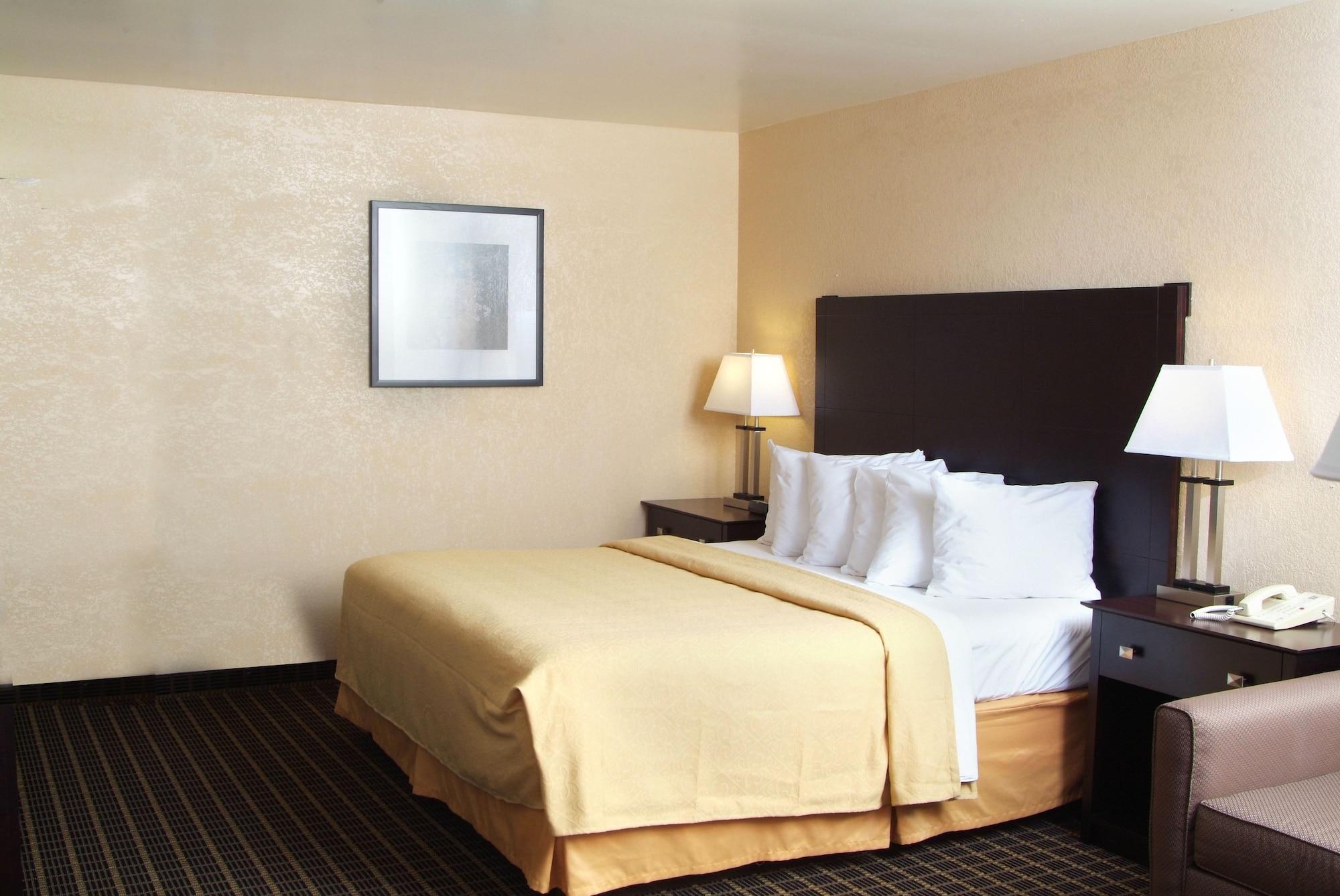 Quality Inn & Suites Big Rapids Near University Exteriér fotografie