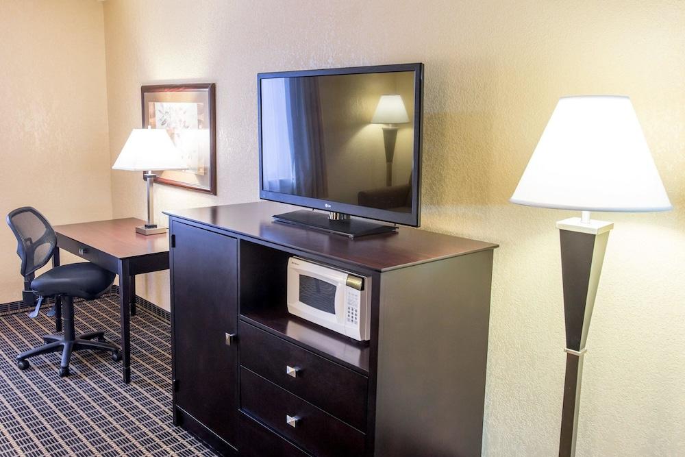 Quality Inn & Suites Big Rapids Near University Exteriér fotografie