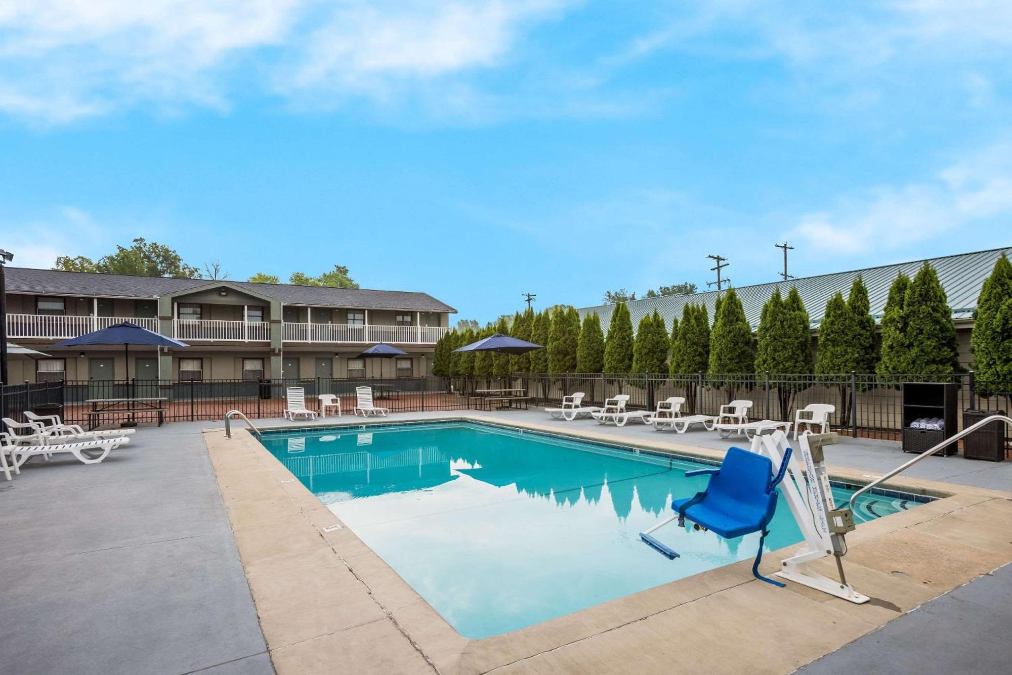 Quality Inn & Suites Big Rapids Near University Exteriér fotografie