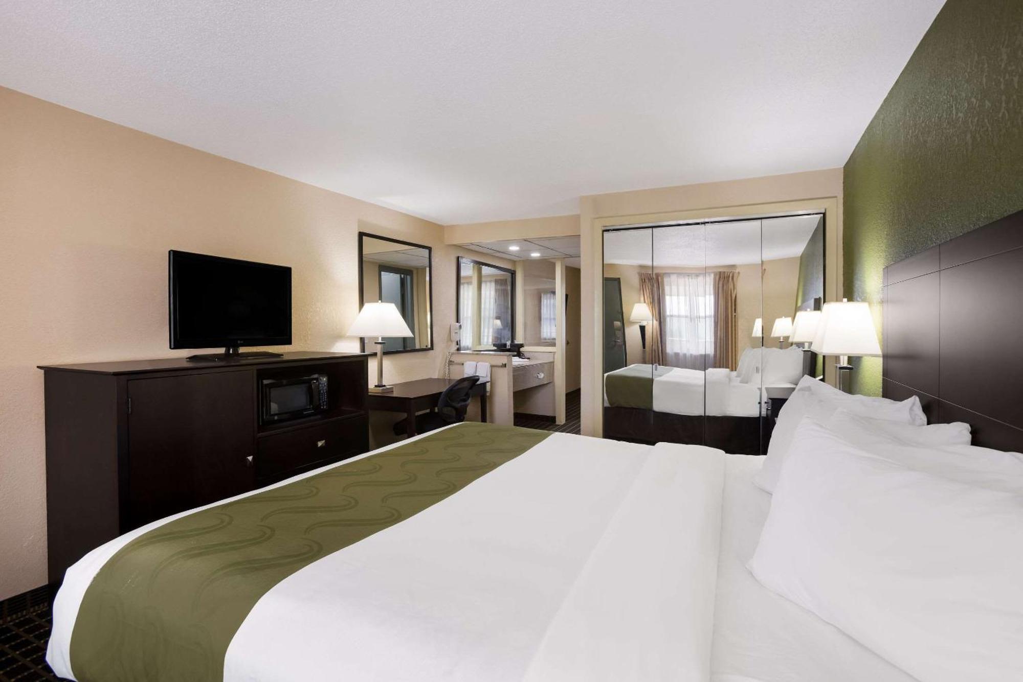 Quality Inn & Suites Big Rapids Near University Exteriér fotografie